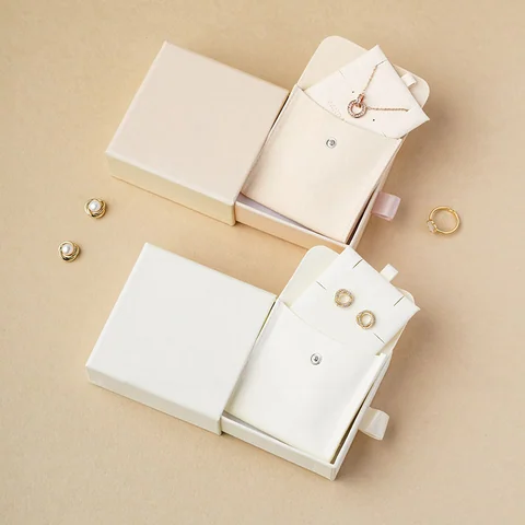Snap-flap jewelry pouches, packaging detail
